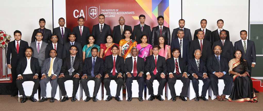 CA Sri Lanka President Mr. Lasantha Wickremasinghe, Vice President Mr. Jagath Perera, Chairman IT Faculty Mr. Ashane Jayasekara, CEO Mr. Aruna Alwis with the DISSCA Diploma holders.