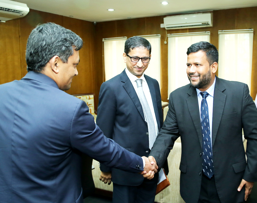 Minister of Industry and Commerce Rishad Bathiudeen (centre) visits the flood hit Sri Bodhirajarama Viharaya in Ratnapura on June 3 and hands over a cash donation of Rs 100,000 for the temple's post flood cleaning work to the temple's incumbent Venerable monk.