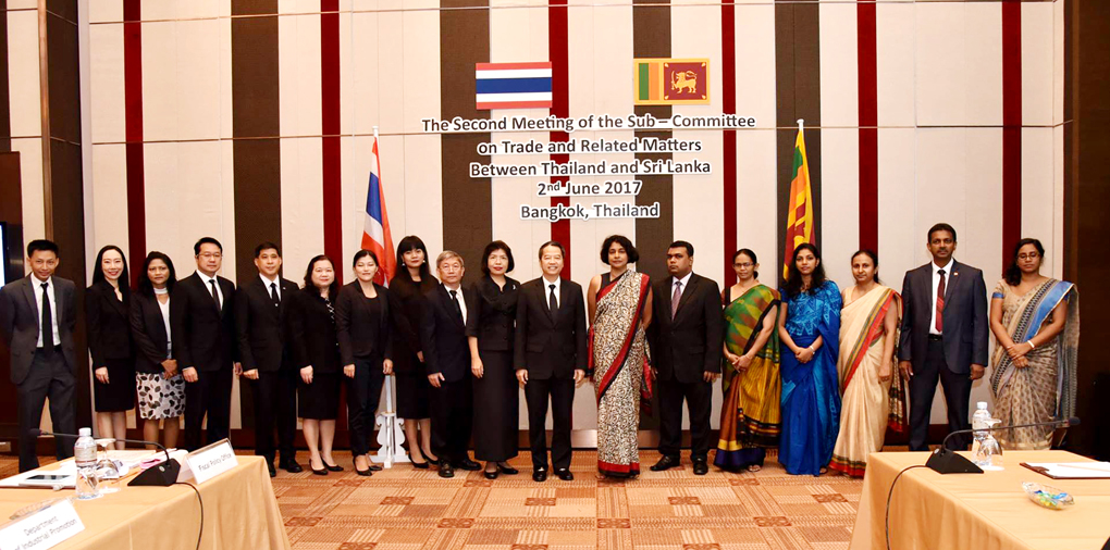 Members from both sides pose for the camera at Bangkok's Eastin Grand Hotel with Director-General of Thailand's Department of Trade Negotiations Boonyarit Kalayanamit (eleventh from left) and Director General of Commerce of Sri Lanka Sonali Wijeratne (seventh from right)