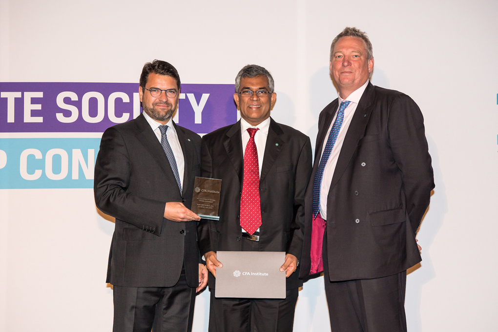 Photograph of Ravi Abesysuriya receiving the Lifetime Achievement Award