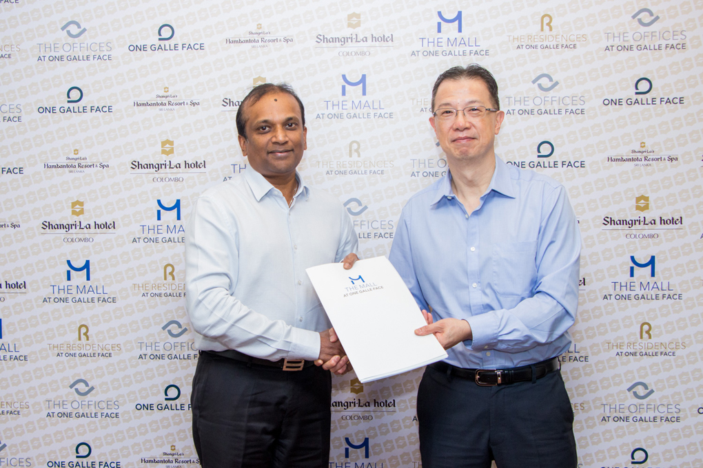 Mr Ashok Pathirage, Chairman of Softlogic Holdings PLC and Mr Wilfred Woo, Executive Director of Shangri-La Hotels Lanka Pvt Ltd commemorate the partnership between Odel and The Mall at One Galle Face.