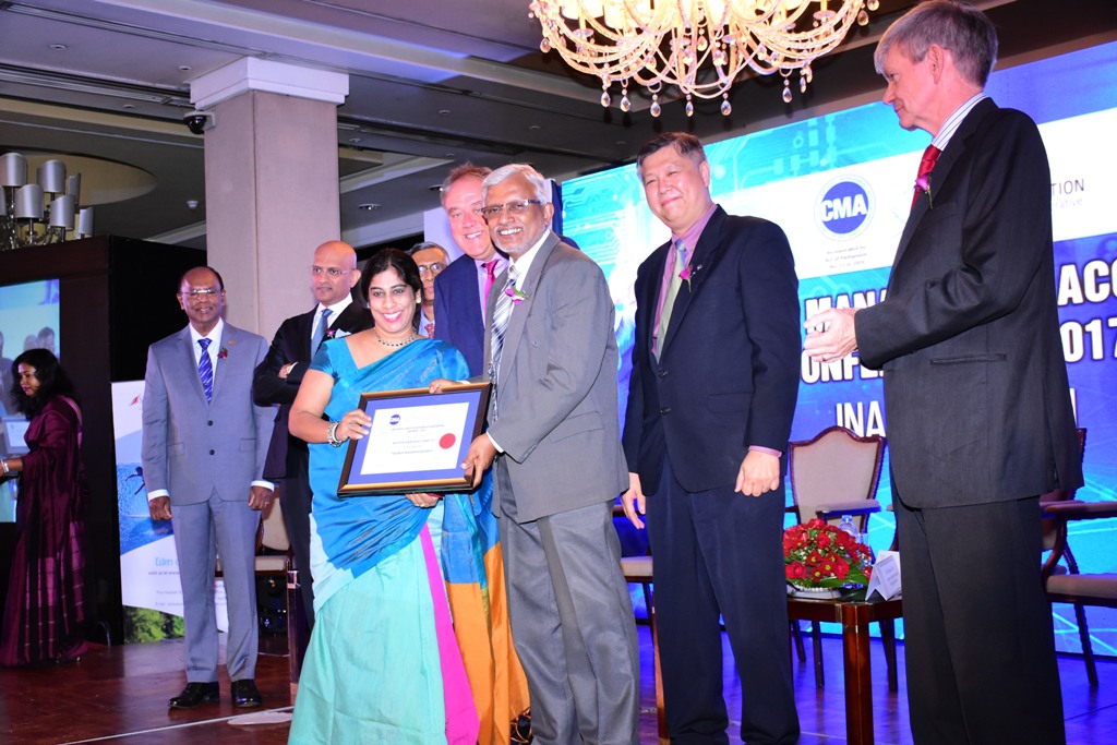 Picture shows Richard Howitt, Chief Executive Officer, International Integrated Reporting Council and Wasantha Deshapriya, Secretary of the Ministry of Telecommunication and Digital Infrastructure handing over the award to Anusha Gallage, Chief Financial Officer of HNB.