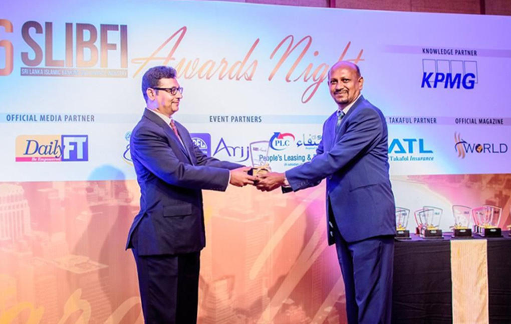 Amãna-Bank’s-Chief-Risk-Officer-Ajmal-Naleer-collecting-the-award-from-KPMG-Partner-Suresh-Perera