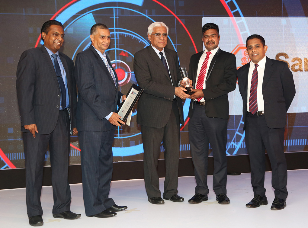 (from left) Channa De Silva, General Manager / Chief Executive Officer, LankaClear Ltd.; Anil Amarasuriya, Chairman, LankaClear Ltd.; Dr. Indrajit Coomaraswamy, Governor, Central Bank of Sri Lanka; Ajith Salgado, Chief Information Officer (CIO), Sampath Bank PLC and Rajendra Ranasinghe, Assistant General Manager - IT Business Development, Sampath Bank