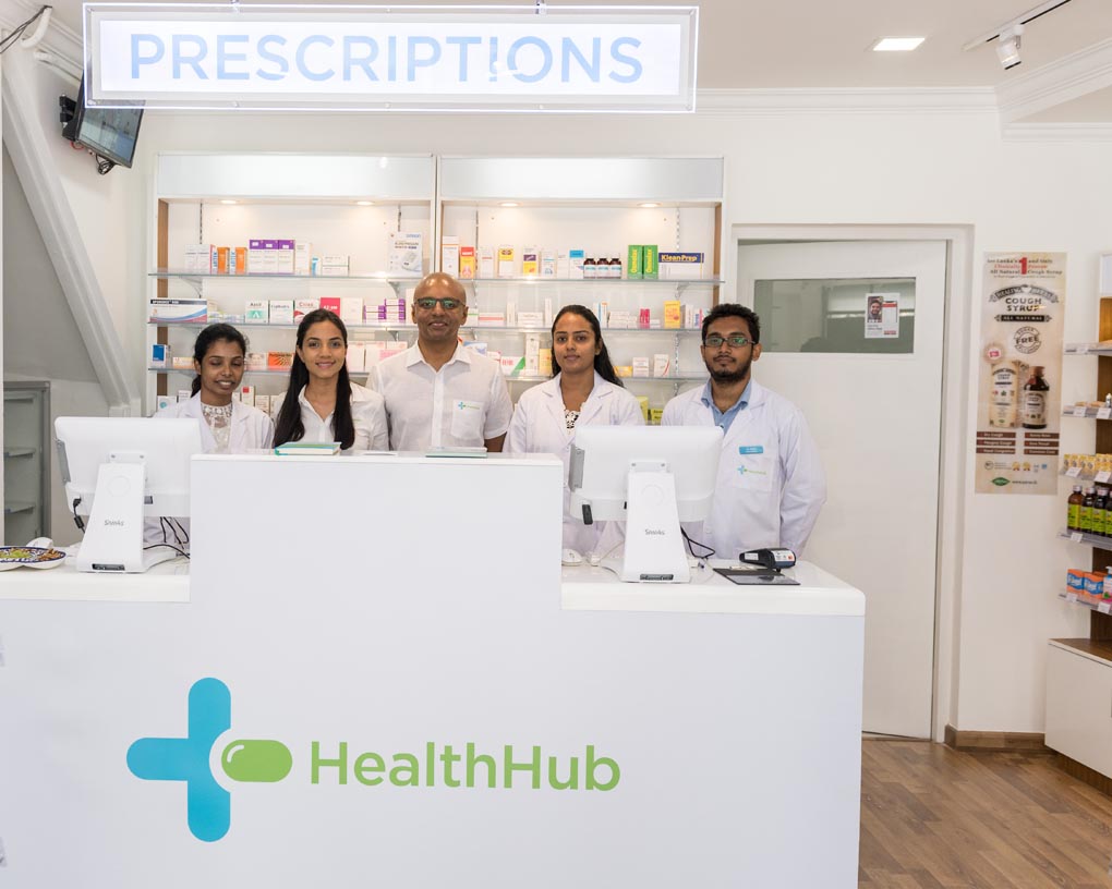 02 HealthHub Directors Meenal Mahtani and Trihan Perera, alongside HealthHub's licensed pharmacists