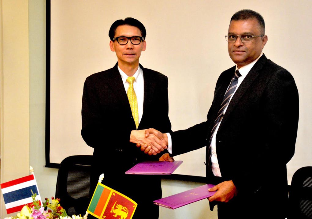 Eng-R-Rubasinghe-and-Professor-Somnuk-Tangtermsirikul,-Director-of-SIIT-exchanging-Agreement