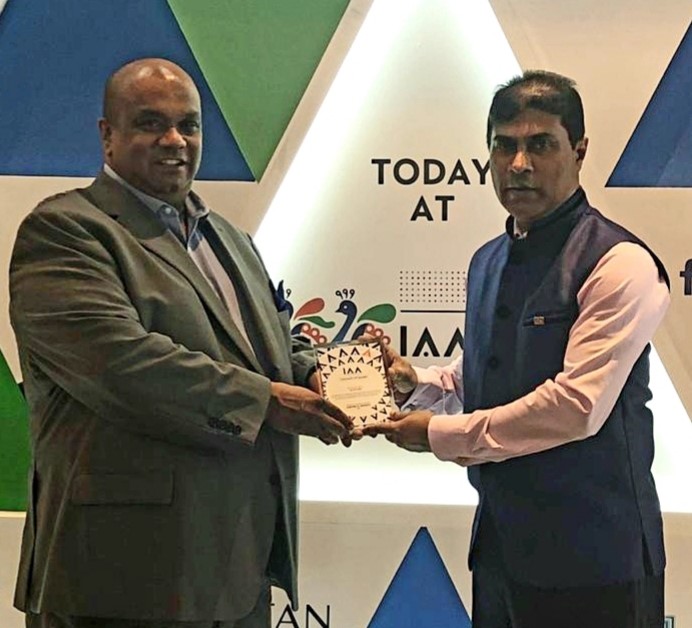 Image 1 - Tharaka Ranwala, IAA President - Sri Lanka, awarding Advertising veteran, Ranil de Silva with the honorary Life Member title at the IAA Inspire Awards.