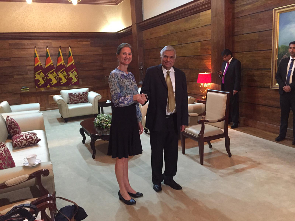 Prime Minister Ranil Wickremasinghe and State Secretary Marianne Hagen shaking hands