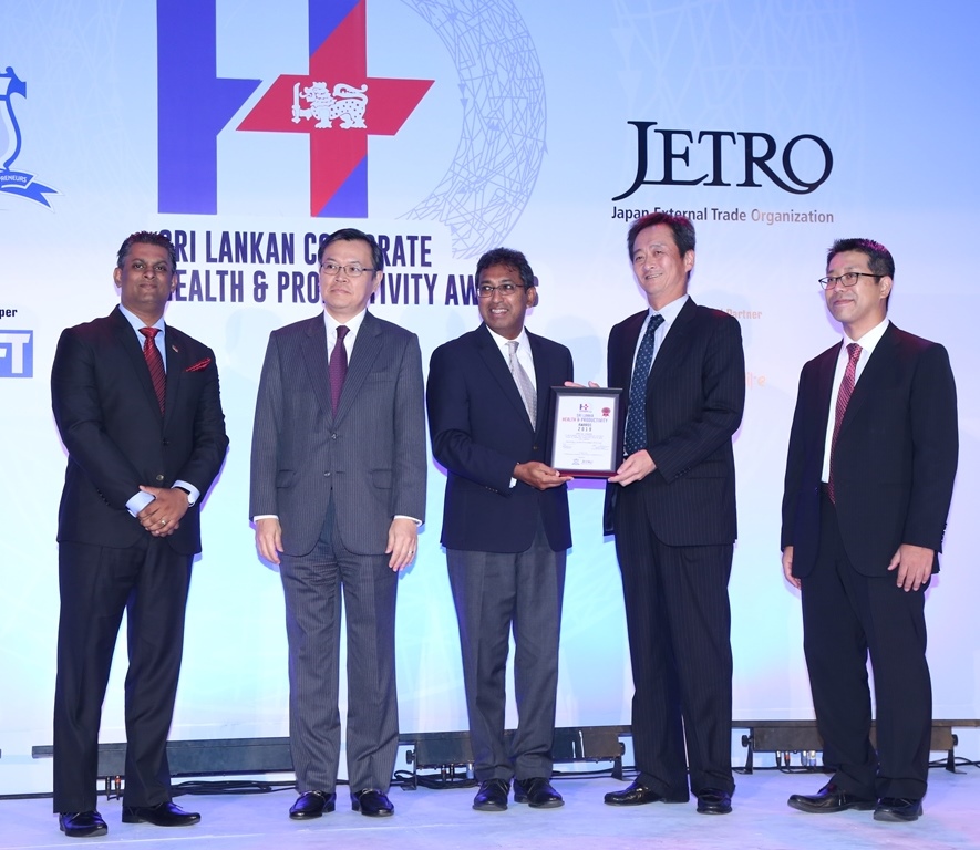 PHOTO 02 - The Noritake Team receives the Sri Lanka Corporate Health and Productivity Award