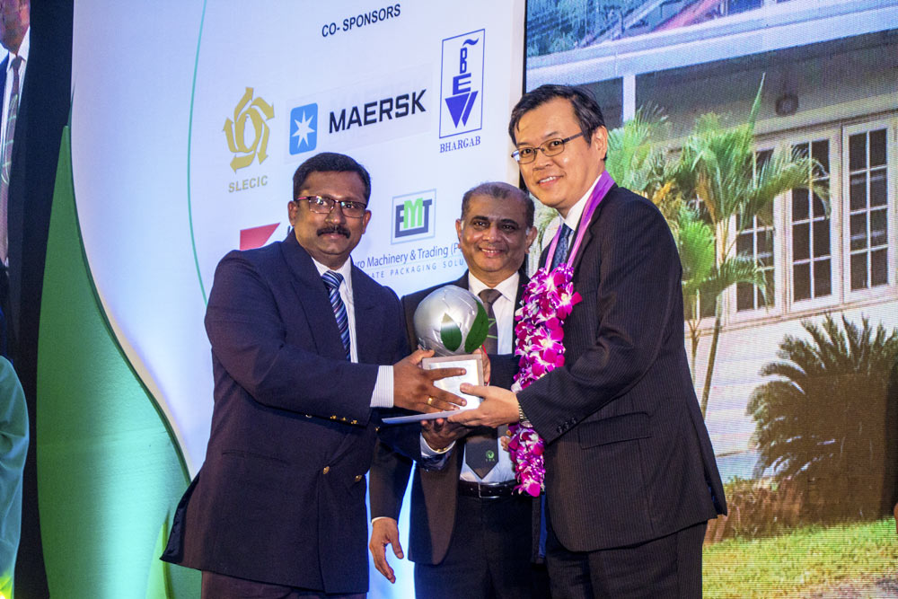 Superintendent-of-Hingalgoda-Tea-Factory-receiving-the-award-from-HE-Akira-Sugiyama,-Ambassador---Embassy-of-Japan-in-Sri-Lanka-and-Immediate-Past-Chairman-TEA-Mr-J.Karunaratne.