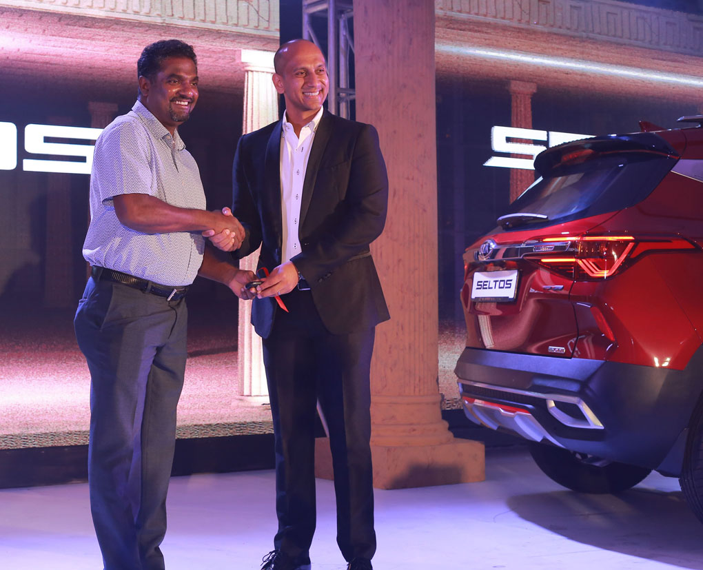 Muttiah Muralitharan and Kia Motors (Lanka) Chief Operating Officer Andrew Perera