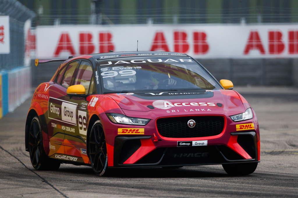 eTROPHY_201920-winner_Simon-Evans.jpg