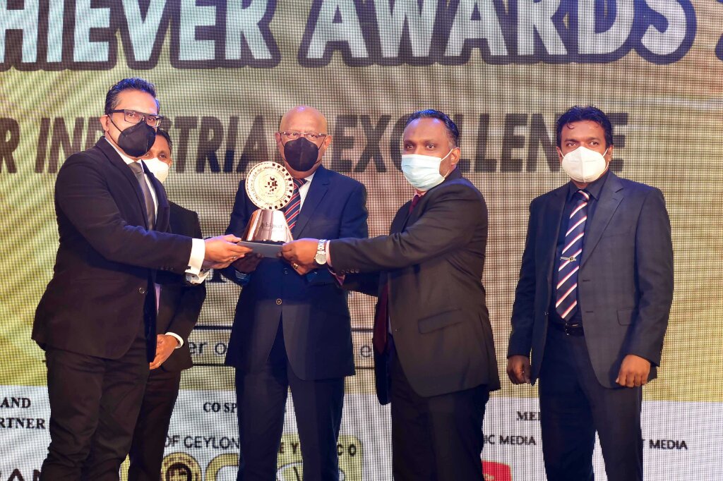 Bio Extracts COO Dilantha De Silva and CFO Haniffa Mohamed Fahim receiving Award