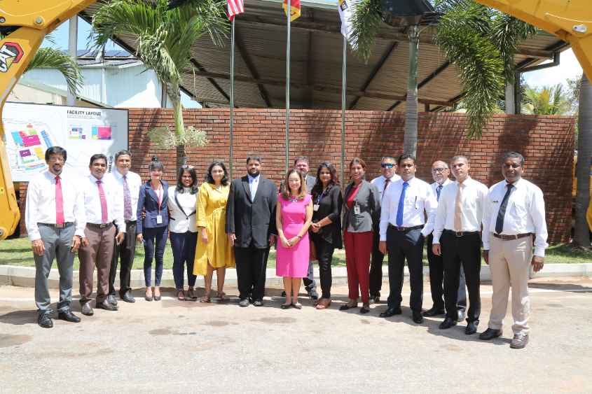 01 UTE - The Chief Guest Ambassador of the United States to Sri Lanka Ms. Julie Chung with the UTE team (LBN)