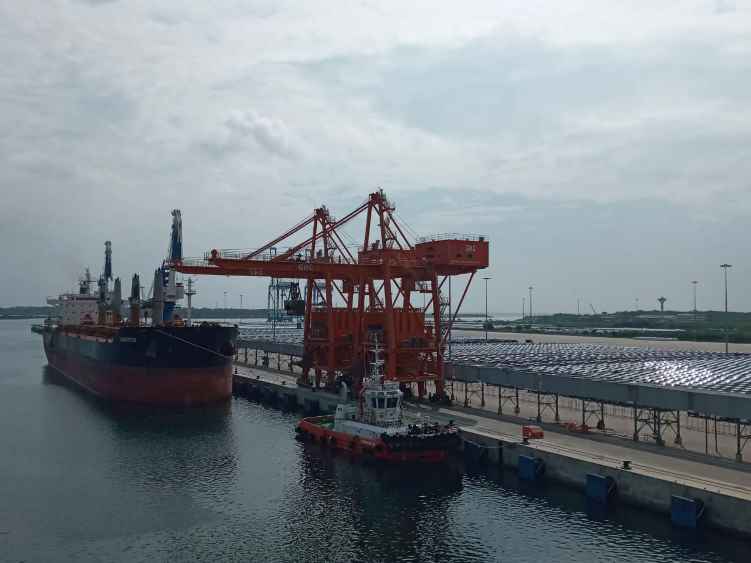 Afloat repairs on Sandpiper being carried out (LBN)