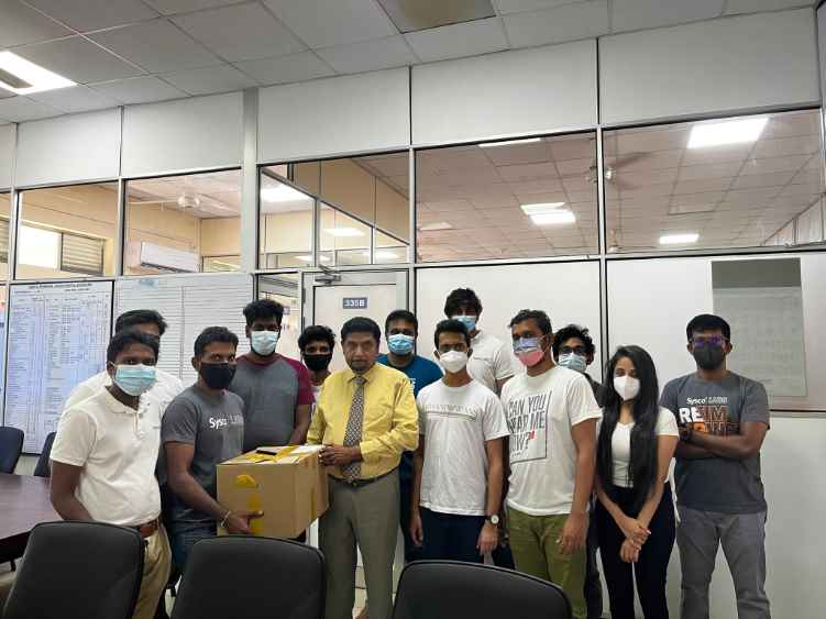 Pic-2-Associates-from-the-Hybrid-Cloud-Operations-team-donate-essentials-to-‘Apeksha-Maharagama-Cancer-Hospital-LBN.jpeg