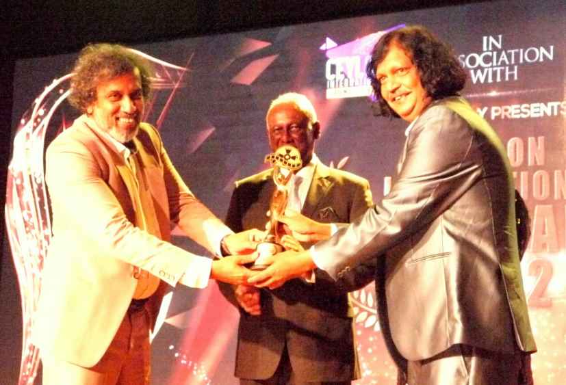 Sarath Kotelawala and Kumara Thirimadura recieved the best director award for The Newspaper (LBN)