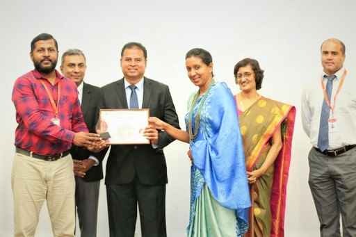 01-Brandix receiving the award from the National Blood Transfusion Service as Sri Lanka’s largest corporate blood donor. (LBN)