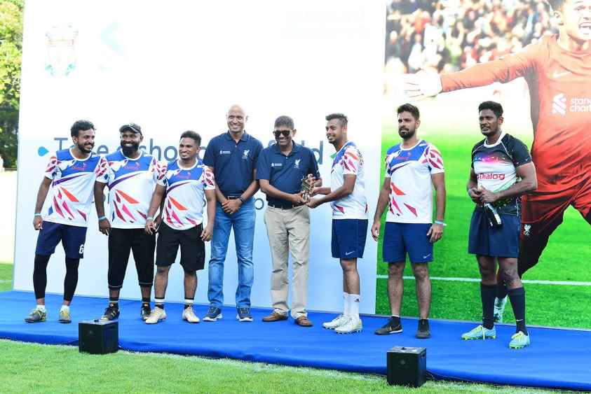 CEO Bingumal Thewarathanthri and Head of Corporate Affairs, Brand & Marketing Anuk De Silva from Standard Chartered handing over the Championship trophy to the winners Dialog Axiata PLC (LBN)