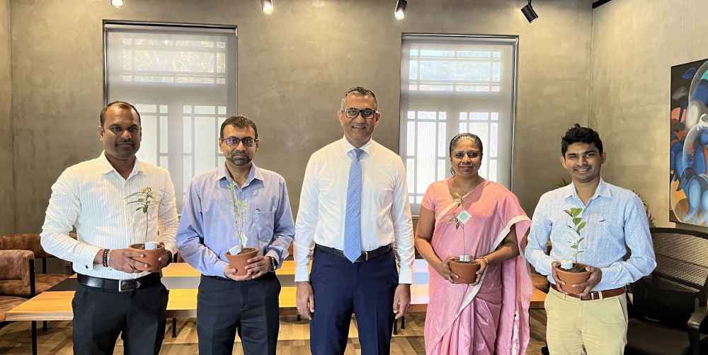 Nations Trust Bank CEO, Hemantha Gunetilleke together with the Bank’s digital banking customers who received recognition as the top four Eco-Champ (LBN)