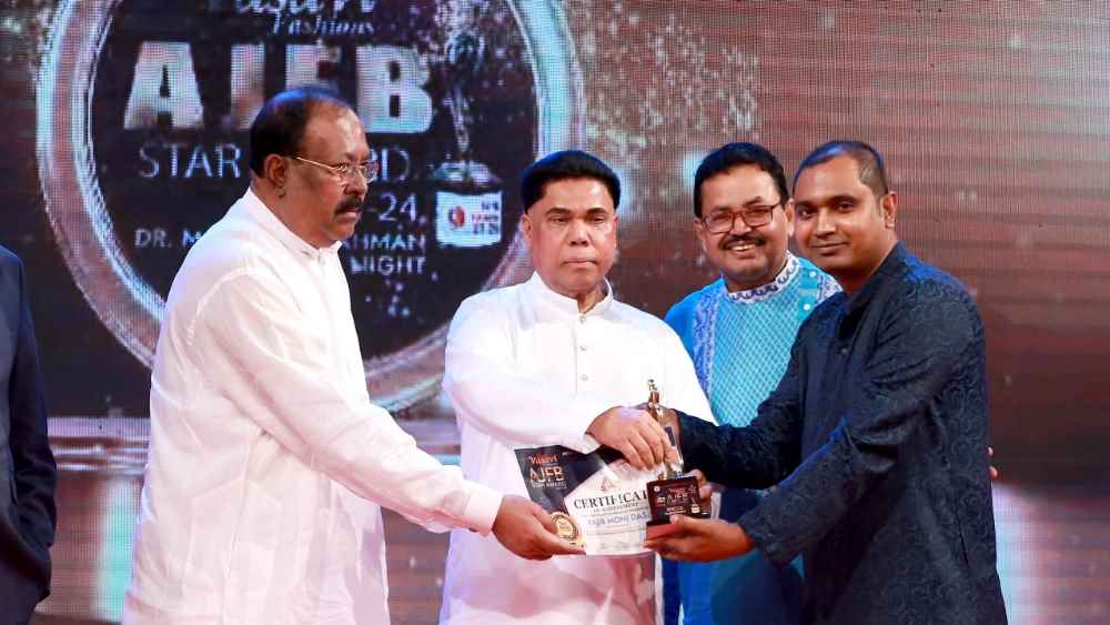 Rajib-Moni-Das-Receives-AJFB-Star-Award-26-nov-LBN.jpg