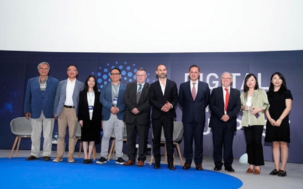 Huawei-receives-the-DWP-Global-Award-at-the-Digital-with-Purpose-Global-Summit-2024.jpg