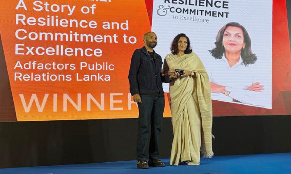 01. Rezani Aziz Recieving the Award