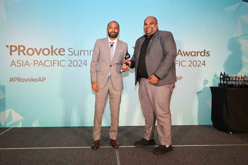 Ashan Kumar (Right) Group Chairperson of Wire Communication Consultancy Group receiving the award from PRovoke Media CEO and Editor-in-Chief Arun Sudhaman in Singapore (LBN)