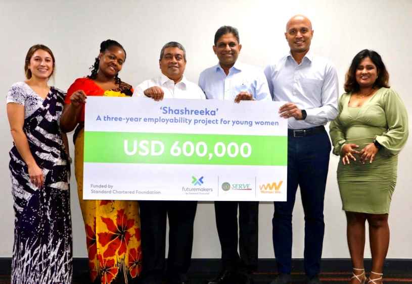 Standard Chartered Sri Lanka CEO Bingumal Thewarathanthri handing over the ceremonial cheque to Executive Director of SERVE (LBN)