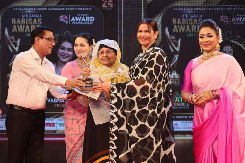 Naznin-Hasan-Khan-gets-BABISAS-Award-1-LBN.jpg